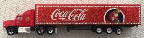 10143-1 € 5,00 coca cola vrachtwagen glitter kerstman met flesje 18 cm.jpeg